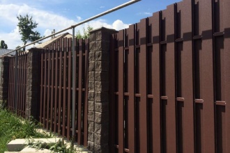 Забор из евроштакетника с кирпичными столбами 25 метров фото в Больших Дворах