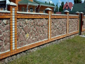Кирпичный забор с камнем 12 метров фото в Больших Дворах