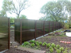 Забор из поликарбоната на металлическом каркасе 50 метров фото недорого под ключ