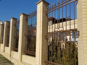 Кирпичный забор с ковкой  10 метров фото в Больших Дворах