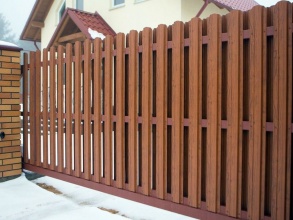 Забор из евроштакетника с кирпичными столбами 200 метров фото в Больших Дворах