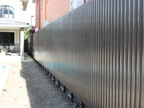 Забор из евроштакетника на ленточном фундаменте 57 метров фото в Больших Дворах