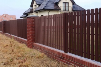 Забор из евроштакетника с кирпичными столбами 8 соток фото в Больших Дворах